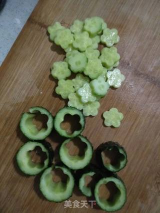 鹌鹑蛋拌黄瓜的做法步骤：2