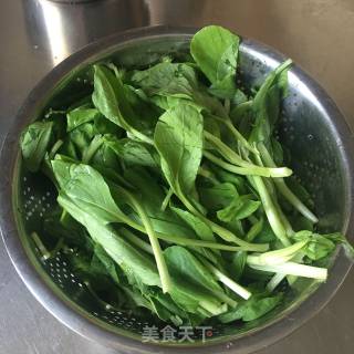 青菜炒蘑菇的做法步骤：1