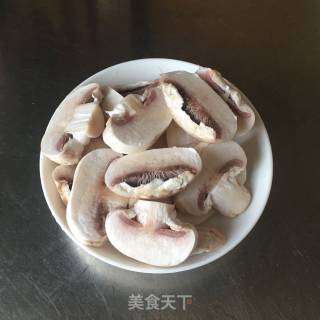 青菜炒蘑菇的做法步骤：2