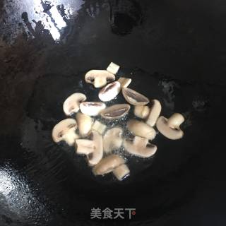 青菜炒蘑菇的做法步骤：3