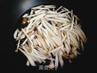泡椒炒杏鲍菇丝的做法步骤：3
