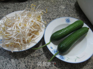 小青瓜炒绿豆芽的做法步骤：1