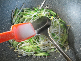 小青瓜炒绿豆芽的做法步骤：5