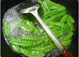 黑木耳荸荠炒荷兰豆的做法步骤：5