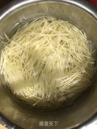 酸辣土豆丝的做法步骤：1
