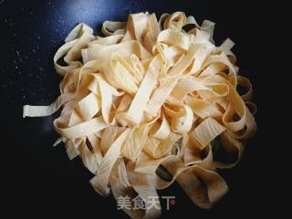 尖椒炒豆腐皮的做法步骤：6