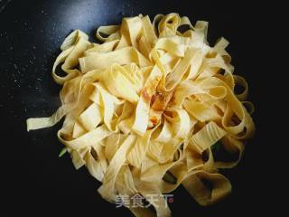 尖椒炒豆腐皮的做法步骤：7