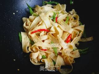 尖椒炒豆腐皮的做法步骤：8