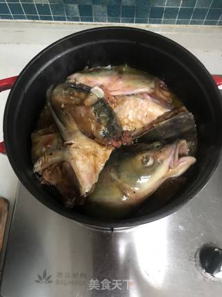 铁锅鱼头的做法步骤：2