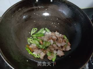 青椒花肉炒毛豆的做法步骤：6