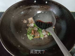 青椒花肉炒毛豆的做法步骤：7