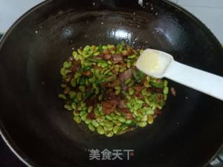 青椒花肉炒毛豆的做法步骤：10