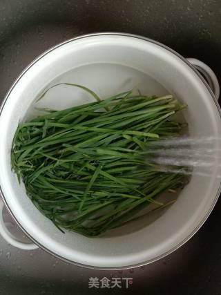 酸辣韭菜面片的做法步骤：1