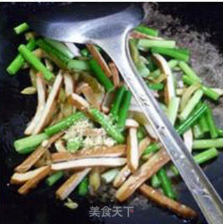 榨菜丝香干炒蒜薹的做法步骤：8
