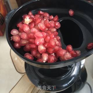 鲜榨石榴汁的做法步骤：3