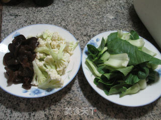 黑木耳青菜炒花菜的做法步骤：1