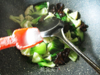 黑木耳青菜炒花菜的做法步骤：6