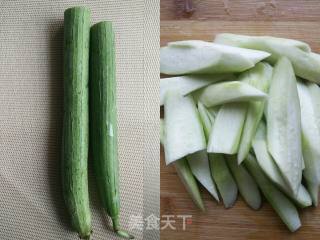 丝瓜紫菜蛋汤的做法步骤：1