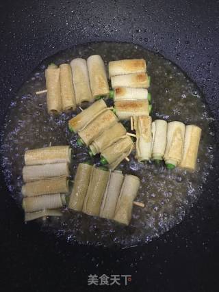 豆皮芦笋卷的做法步骤：5