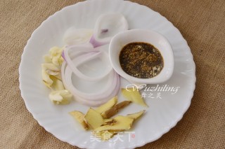豉油鸡腿-电饭锅版的做法步骤：2