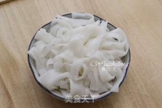 韭菜豆芽炒河粉的做法步骤：2