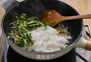 韭菜豆芽炒河粉的做法步骤：6