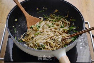 韭菜豆芽炒河粉的做法步骤：7