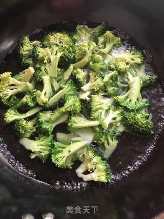 蒜香西蓝花的做法步骤：2
