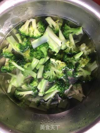 蒜香西蓝花的做法步骤：3
