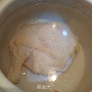 春砂仁鸡汤的做法步骤：2
