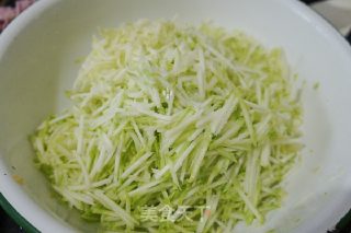 西葫芦韭菜鸡蛋馅水饺的做法步骤：3