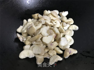 清炒菱角的做法步骤：4