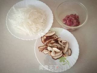 香菇炒萝卜丝的做法步骤：2