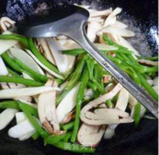 黄花菜香干炒茭白的做法步骤：12