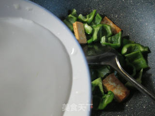 老豆腐烧灯椒的做法步骤：5