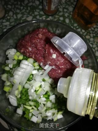 芹菜瘦肉水饺的做法步骤：1