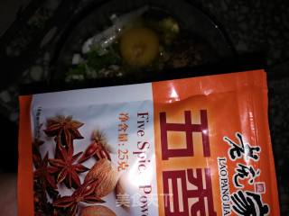 芹菜瘦肉水饺的做法步骤：2