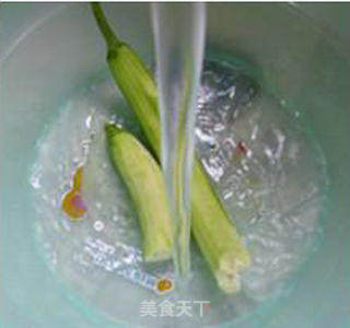 丝瓜炒花菜的做法步骤：3