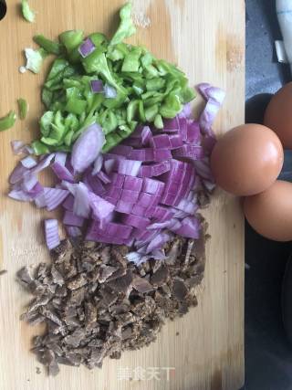 【彩蔬牛肉炒饭】—懒人滴最爱！的做法步骤：1