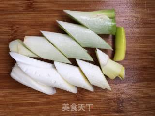 大葱烧豆腐的做法步骤：1