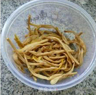 黄花菜油豆角炒香干的做法步骤：3