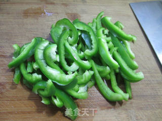 榨菜丝炒灯椒的做法步骤：2