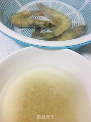 鲜虾香芹粥的做法步骤：1