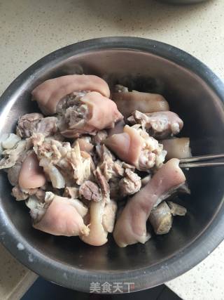 红烧猪蹄的做法步骤：1