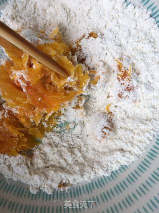 南瓜鸡蛋虾皮野葱盒子的做法步骤：4