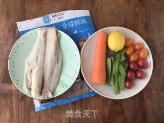 香煎柠香鳕鱼配蔬果沙拉的做法步骤：1