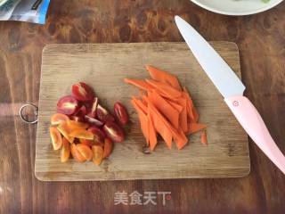 香煎柠香鳕鱼配蔬果沙拉的做法步骤：2
