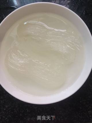 蒜蓉粉丝蒸扇贝的做法步骤：1