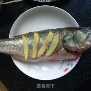 金针菇蒸鲈鱼的做法步骤：2