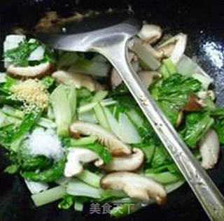 香菇炒小白菜的做法步骤：8